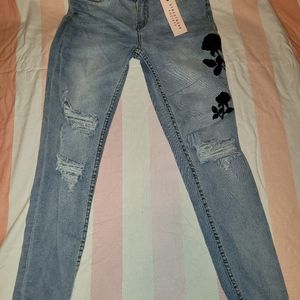 Streetwear Society- Size 7- faded STRETCH High Rise denim jean
